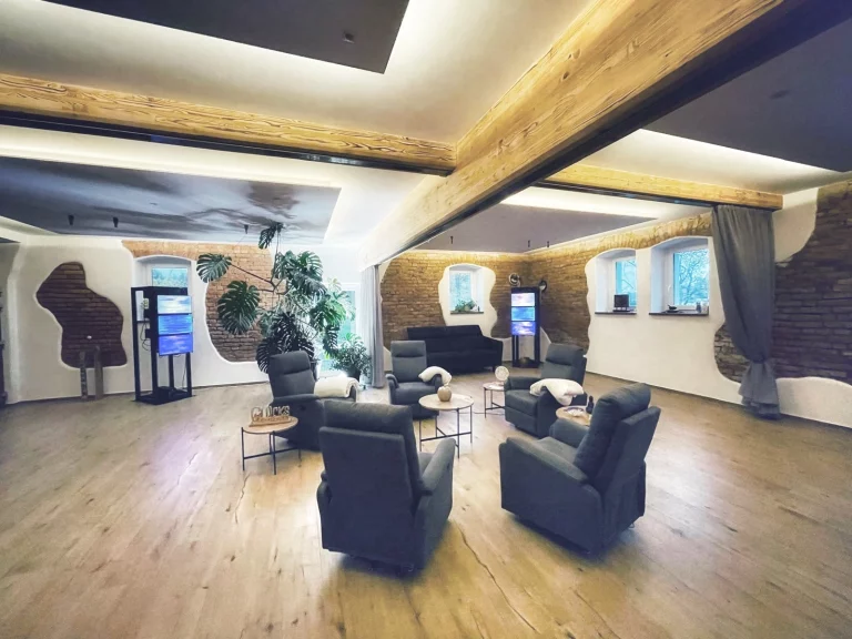 Sessel um einen Tisch im Wohlfühlraum von Vital Energie Reichenbach